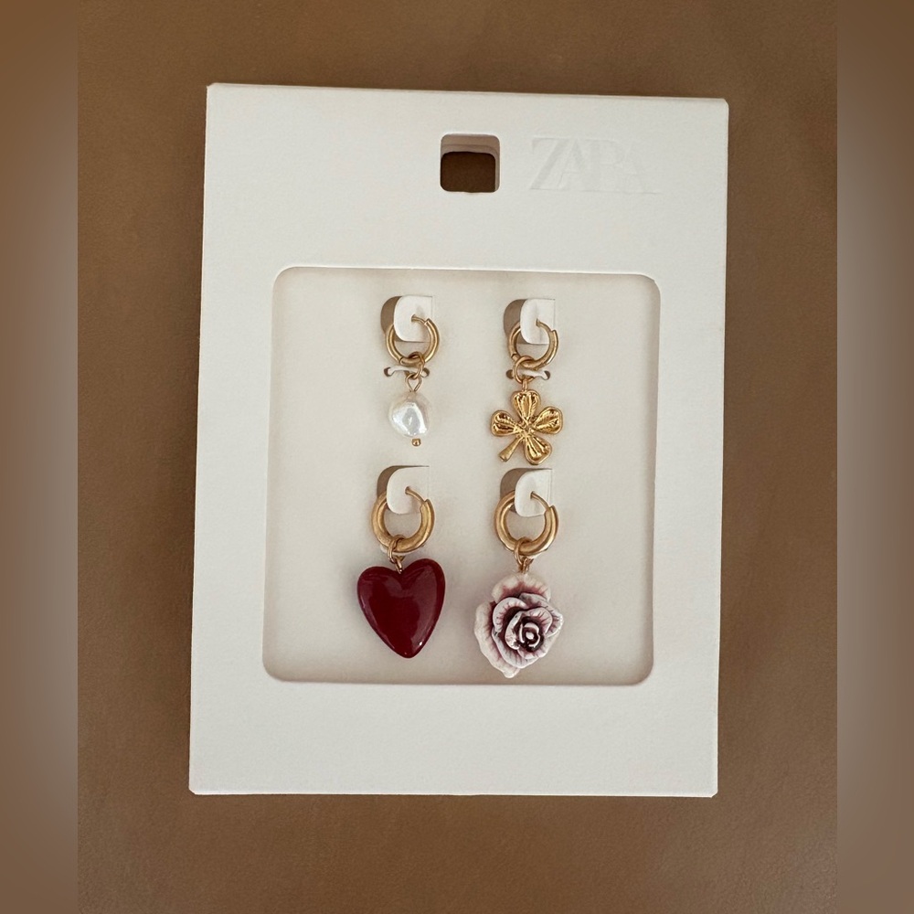 ZARA PACK OF CHARM EARRINGS
Color: golden